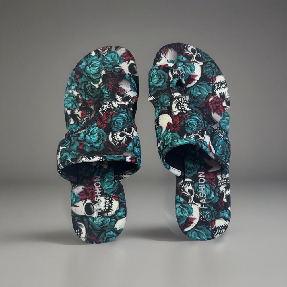 New Womens size 6.5-7 Blue Rose/ Skull Design Flip Flops